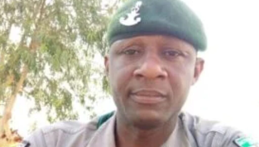 Suspected smuggler kills customs officer