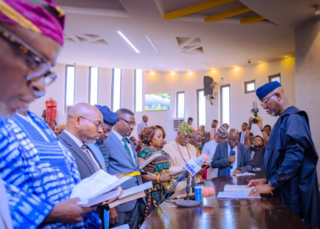 Aiyedatiwa swears in new SAs, DG PPIMU, inaugurates Law Commission